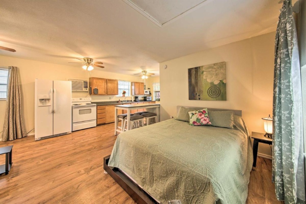 Canyon Lake Cottage with BBQ 1 Mi to Guadalupe River!